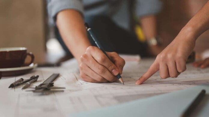 arquitecto trabajando sobre un plano