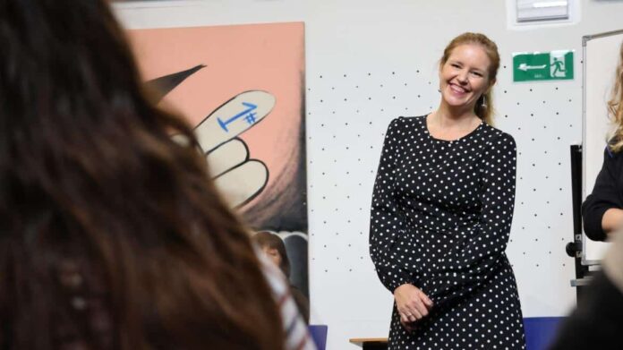 La consejera Ana Dávila durante su visita a la Escuela de Animación