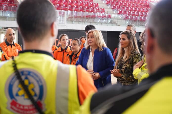 La vicealcaldesa de Madrid Inma Sanz y concejala del distrito de Usera, Sonia Cea, haciendo una maniobra de reanimación cardiopulmonar en la Caja Mágica de Madrid