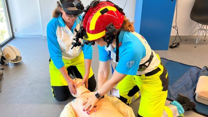 Sanitarios de SUMMA 112 realizan maniobras de Reanimación Cardiopulmonar en un sumulacro