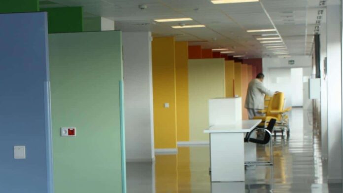 Sala de tratamiento oncológico de colores