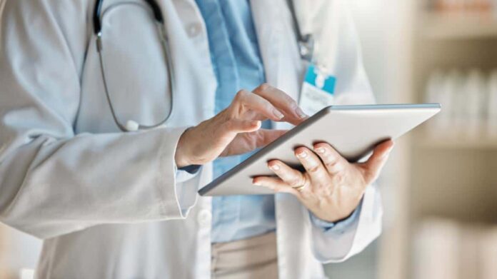Médico usando una tablet