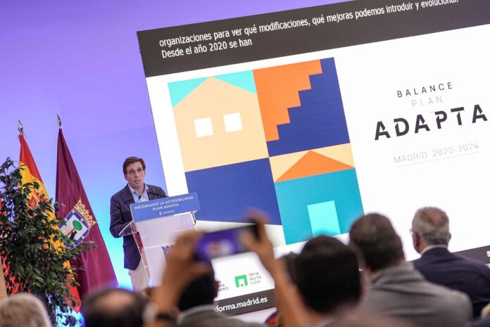 El alcalde de Madrid, José Luis Martínez-Almeida, durante la presentación del balance del Plan Adapta
