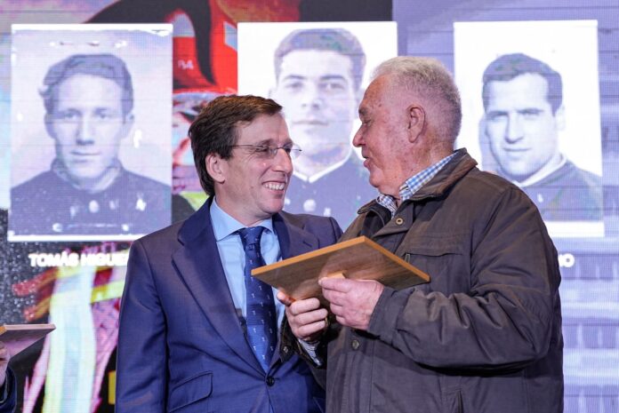 Homenaje a los bomberos con más de 40 años de servicio en el cuerpo.