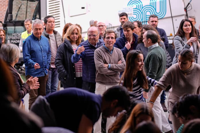 Almeida, Sanz y Carabante visitan el punto de recogida de ayuda para Valencia