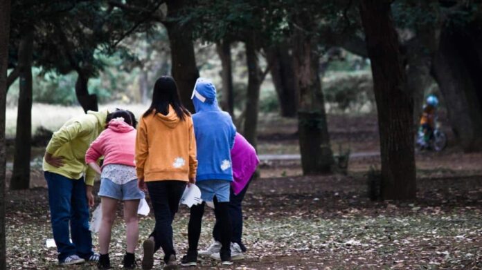 Adolescentes paseando por el campo.