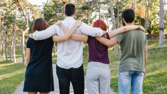 Grupo de personas abrazadas
