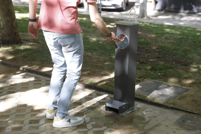 Fuente de beber, imagen de archivo. 