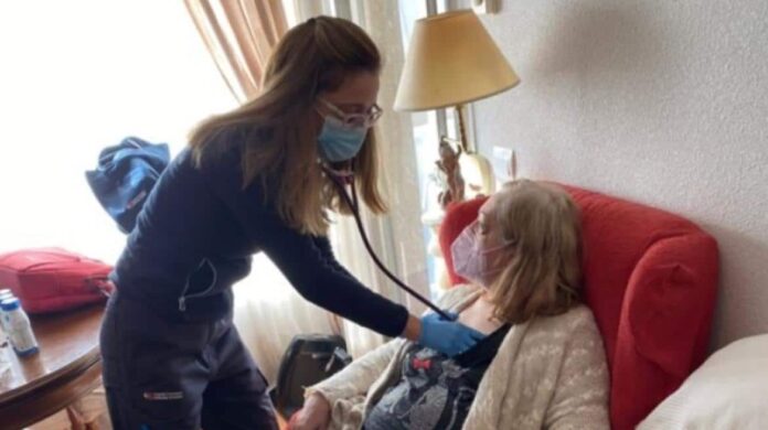 Personal del HUIC atendiendo al paciente en su domicilio