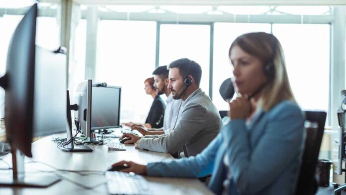 Trabajadores call center teléfono ordenador
