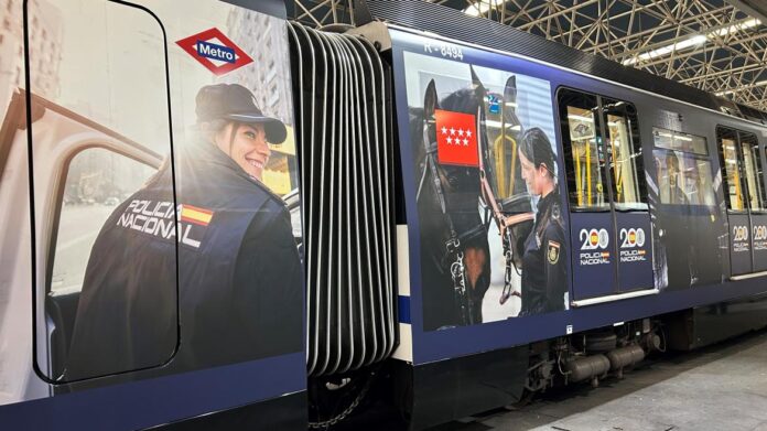 tren de Metro vinilado por el 200 aniversario de la Policía Nacional
