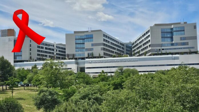 Hospital 12 de Octubre con lazo rojo por el Día contra el Sida