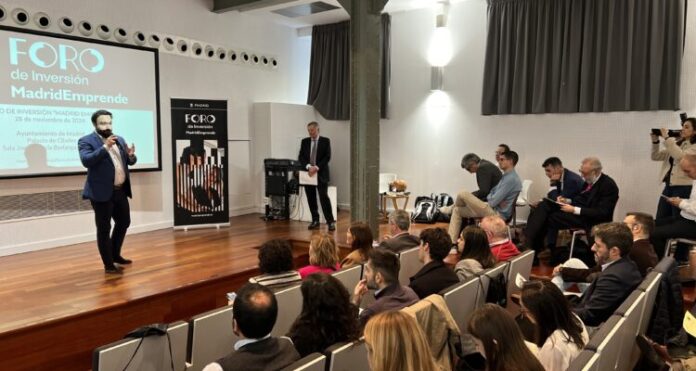 El concejal delegado de Innovación y Emprendimiento, Ángel Niño, durante su intervención en la inauguración del Foro de Inversión