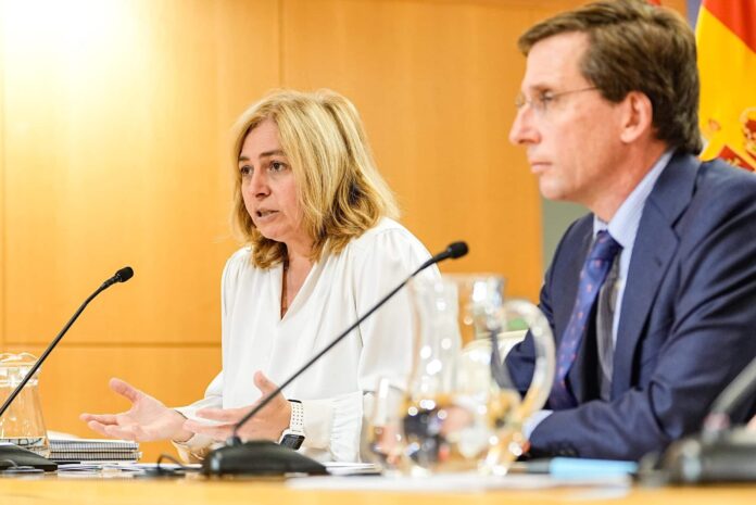 El alcalde de Madrid, José Luis Martínez-Almeida, y la vicealcaldesa, Inma Sanz, en la rueda de prensa posterior a la Junta de Gobierno