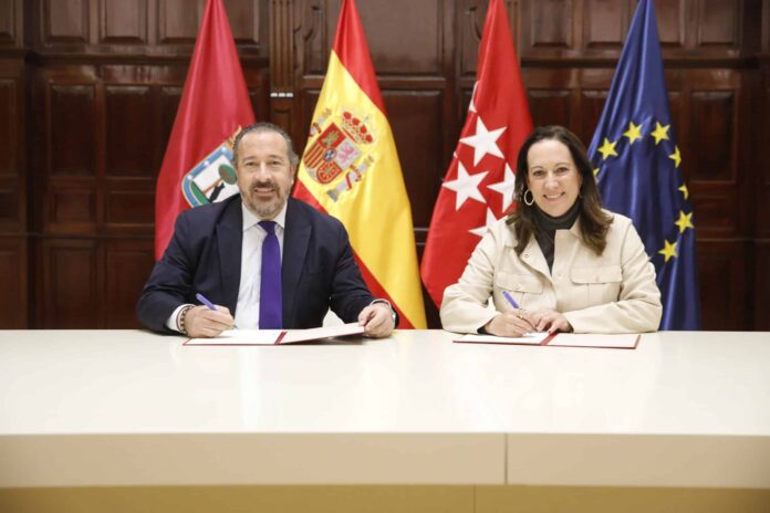 La coordinadora general de la Alcaldía, Inmaculada Sánchez-Cervera, y el decano del Ilustre Colegio de Procuradores de Madrid, Alberto García Barrenechea.