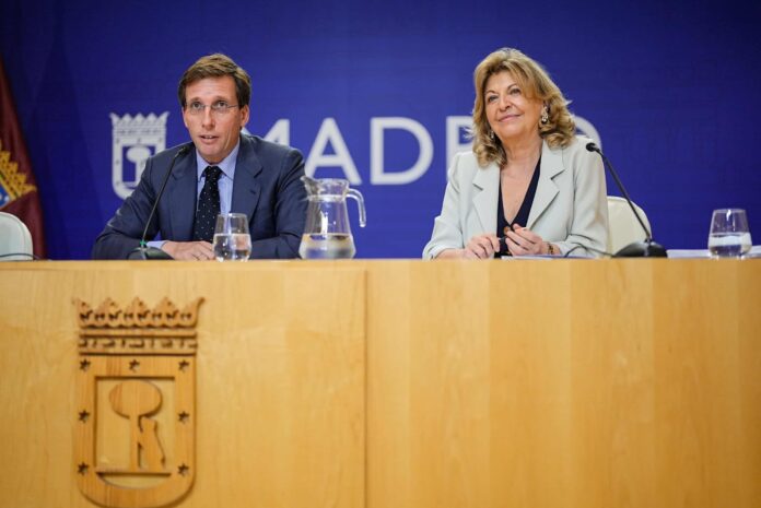 Almeida e Hidalgo presentan los presupuestos municipales para 2025, en en la rueda de prensa posterior a la Junta de Gobierno de este jueves