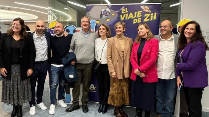 Representantes IRSST entrega diplomas Escuela Salud y Bienestar