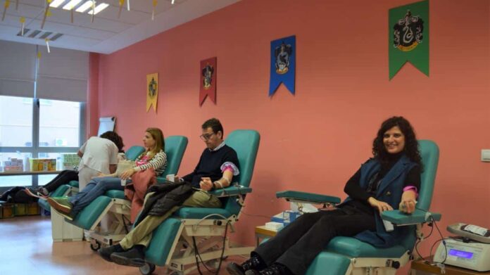 Una concejal del Ayuntamiento de Alcalá de Henares y varios ciudadanos donan sangre en la edición número 21 del Maratón 