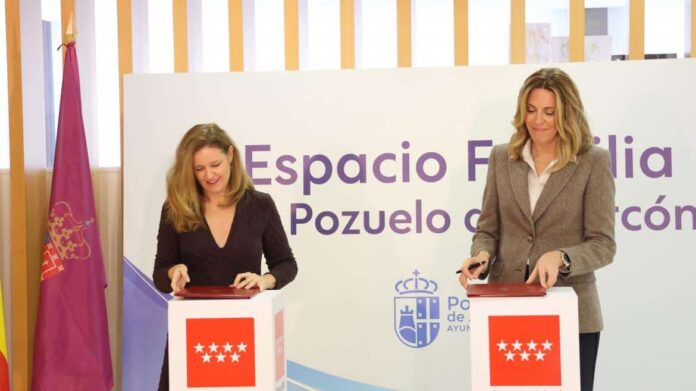 La consejera Ana Dávila durante la firma de un convenio con Pozuelo de Alarcón para extender el servicio de atención de adicciones tecnológicas
