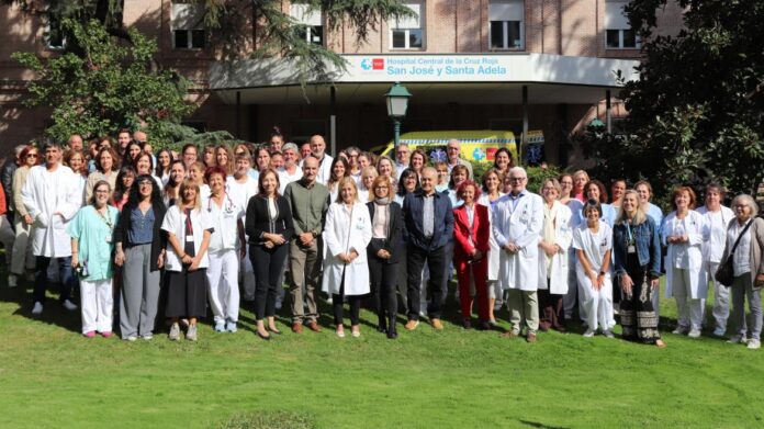 Foto de familia de Darío Fernández junto a la Unidad de Cuidados Paliativos del hospital