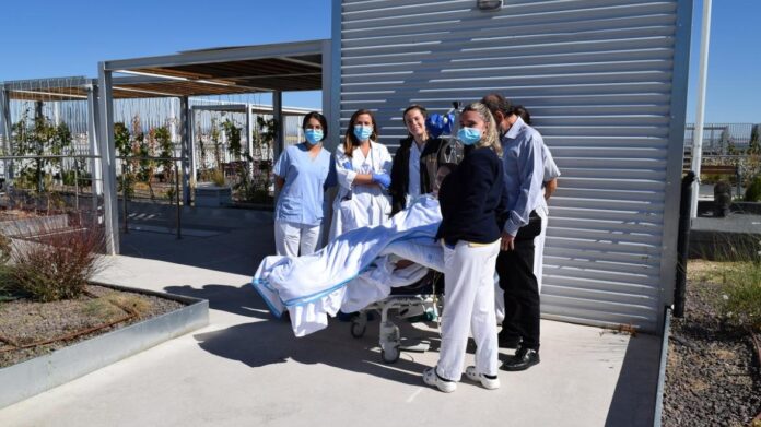Paseo de pacientes críticos de la UCI del HUIS