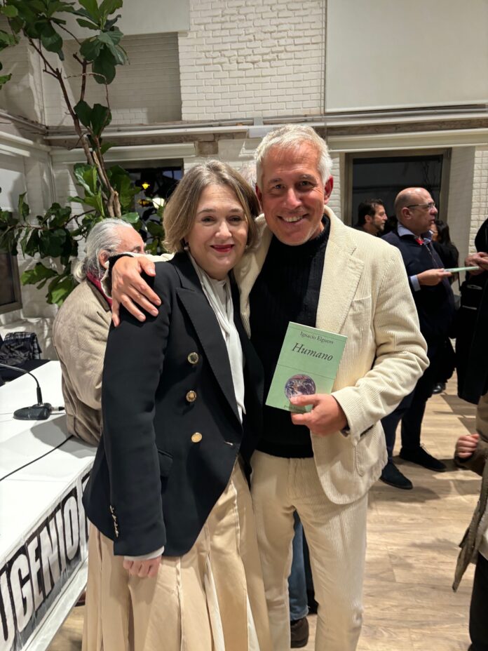 La delegada de Cultura, Turismo y Deporte, Marta Rivera de la Cruz, junto al poeta Ignacio Elguero de Olavide 