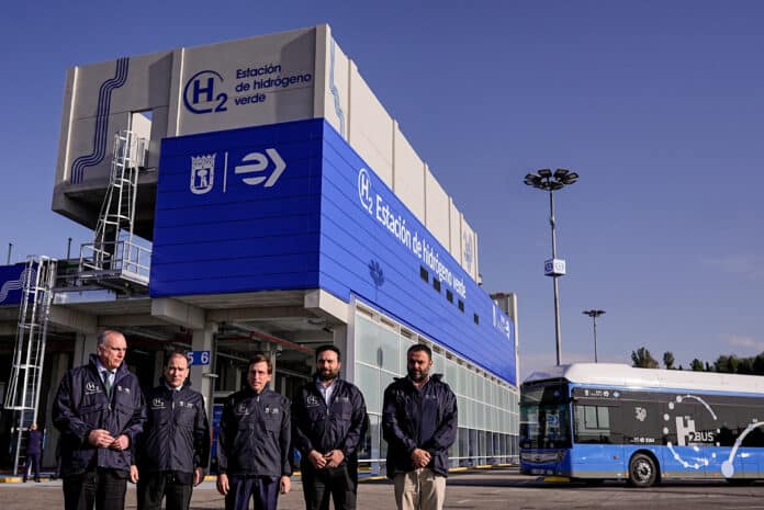 Almeida, Carabante y Niño en el Centro de Operaciones de EMT Madrid 