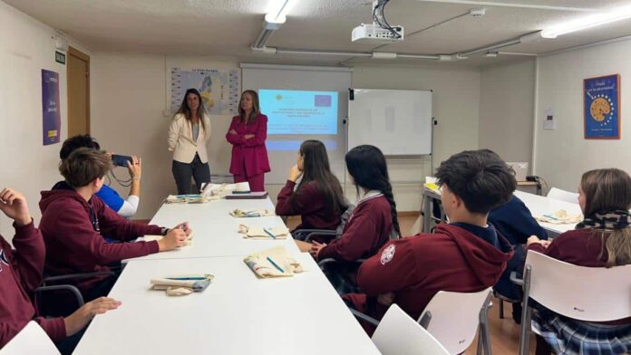 Imagen de cabecera #0 de la página de "La Comunidad de Madrid incorpora la lengua de signos, la lectura fácil y un programa para niños con TEA en sus museos y salas de exposiciones"