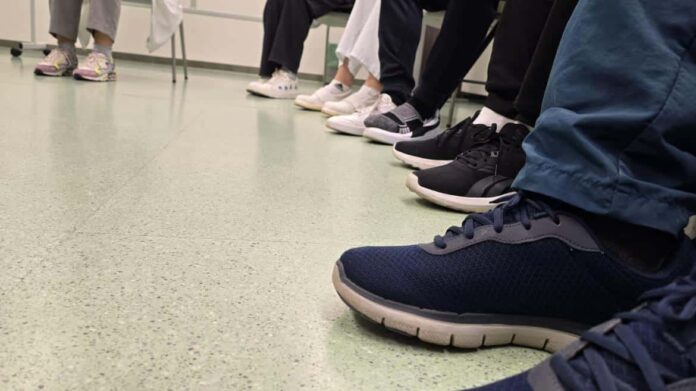 Detalle de pies en una reunión en círculo