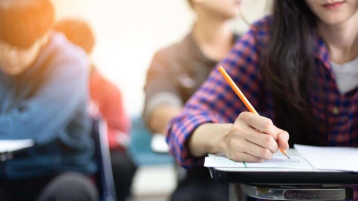 Unos estudiantes presentando un examen 
