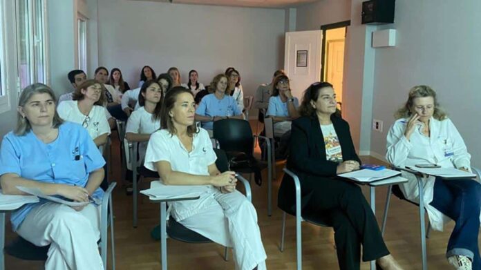 Profesionales del centro participando en una de las actividades