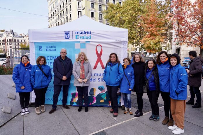 La vicealcaldesa y delegada de Seguridad y Emergencias, Inma Sanz, durante su visita a la carpa de Madrid Salud con motivo del Día Mundial del Sida