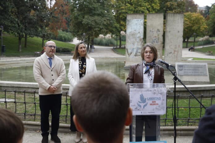 La delegada de Cultura, Turismo y Deporte, Marta Rivera de la Cruz; el delegado de Políticas Sociales, Familia e Igualdad, José Fernández, y la concejala de Chamartín, Yolanda Estrada, en el acto de 