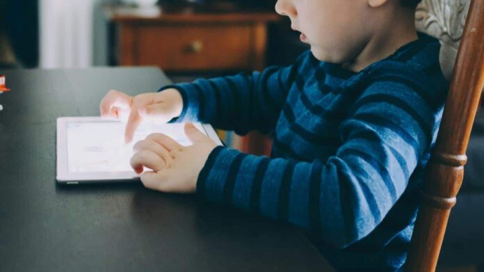 Niño utilizando una pantalla digital