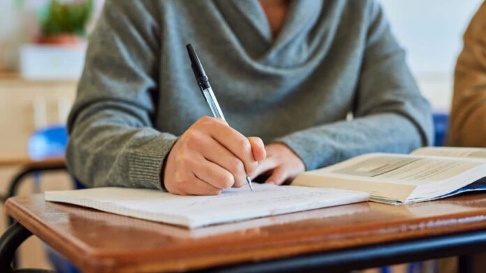 Alumno estudiando