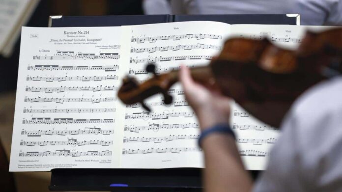 Un violinista tocando una partitura