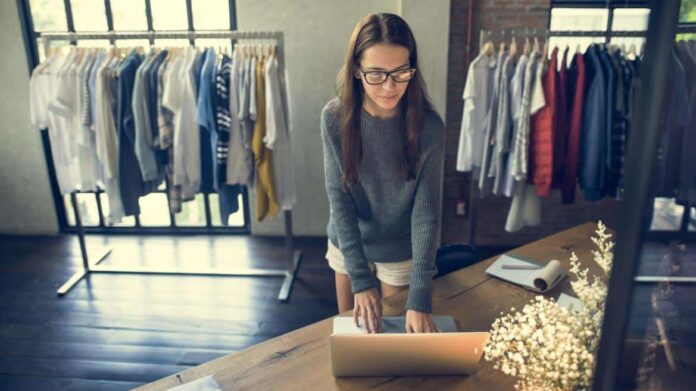 mujer joven trabajando en una tienda de moda