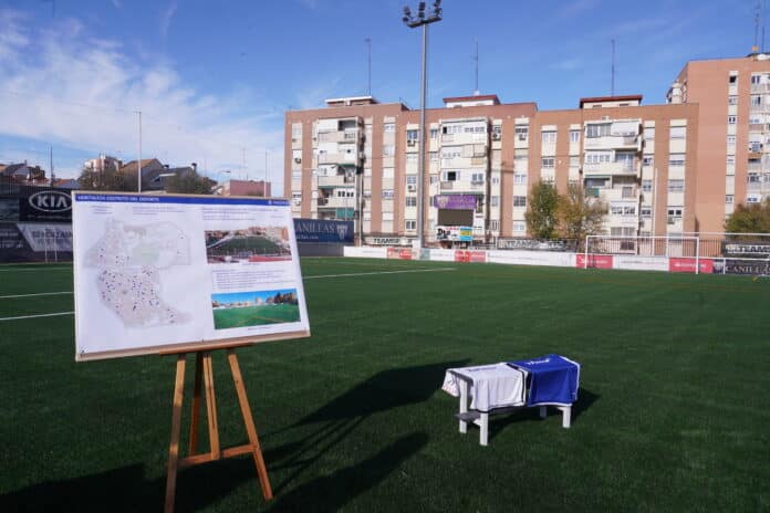 El Ayuntamiento renueva el césped del campo de fútbol 11 de la Instalación Deportiva Básica Canillas1