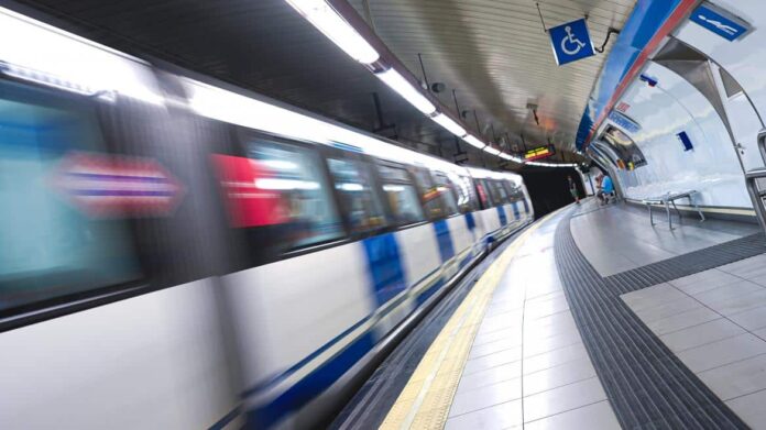 Tren en la estación de Metro de Sol