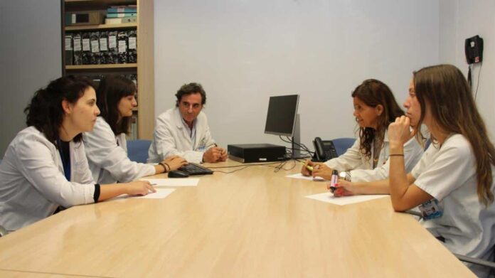 Profesionales de la unidad de intervención en suicidio del Clínico San Carlos durante una sesión