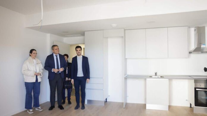 El consejero Jorge Rodrigo durante la entrega de 137 nuevas viviendas del Plan Vive en Torrejón de Ardoz