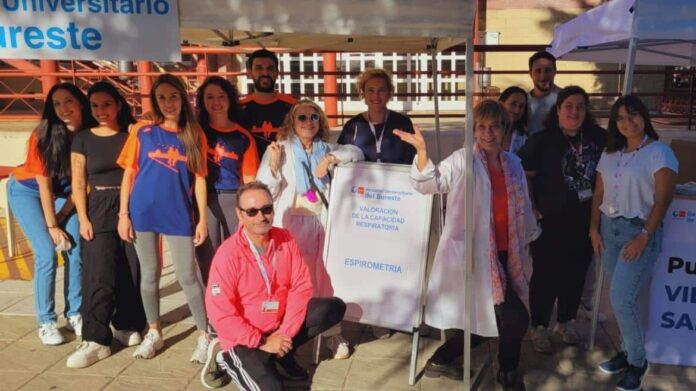 profesionales en el stand informativo en la Semana del Deporte de Rivas