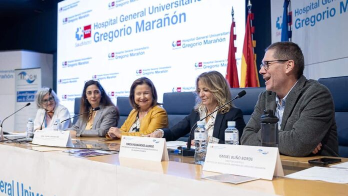 Responsables de inaugurar la jornada sentados en una mesa