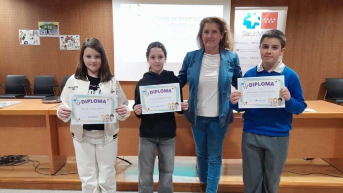 La gerente de atención primaria con los tres niños ganadores
