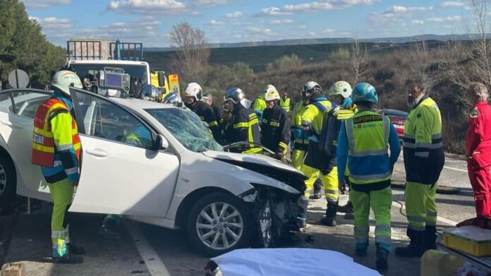 Imagen de sanitarios de SUMMA 112 y Bomberos de la Comunidad de Madrid actuando en un accidente de tráfico
