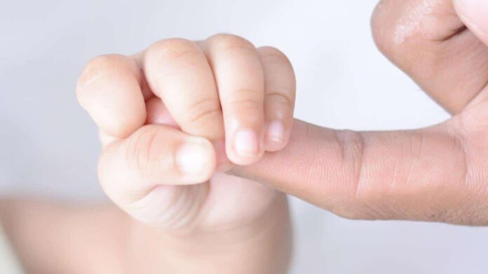 mano de bebé sujetando dedo de su madre