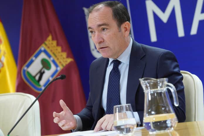 El delegado de Urbanismo, Medio Ambiente y Movilidad, Borja Carabante, durante la rueda de prensa posterior a la Junta de Gobierno