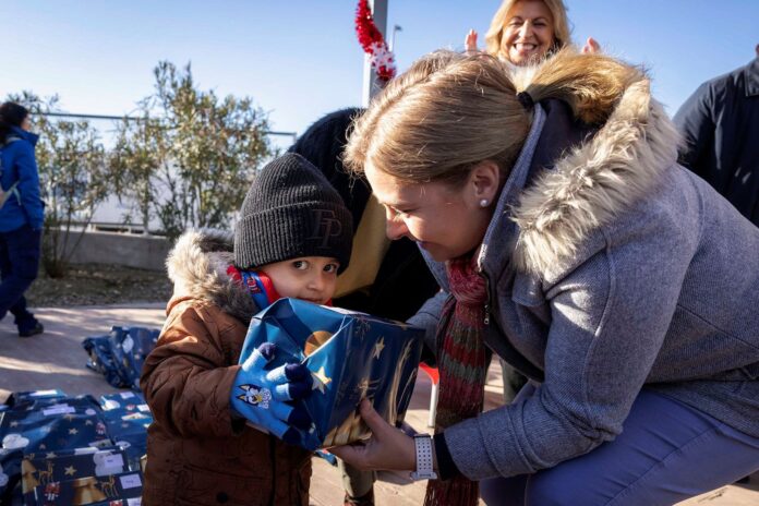 La vicealcaldesa de Madrid y alcaldesa en funciones, Inma Sanz, durante la entrega de juguetes a los niños alojados en el Centro de Emergencia Temporal Las Caracolas