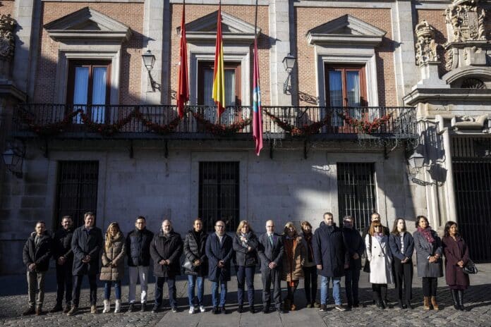 Minuto de silencio por la vecina de Usera en la Plaza de la Villa