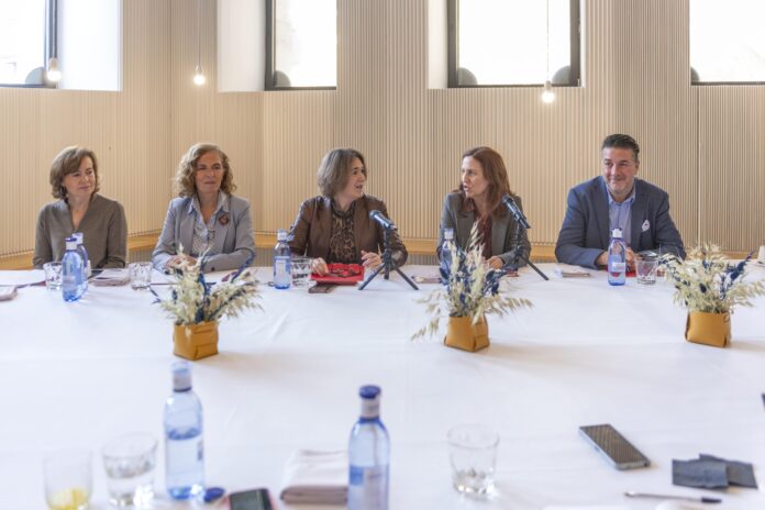 La delegada de Cultura, Turismo y Deporte, Marta Rivera de la Cruz, junto a Julieta de Haro en el acto de presentación